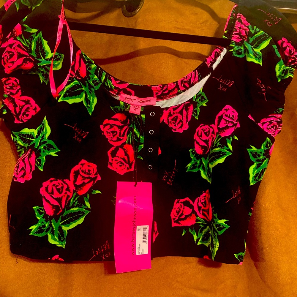 Betsey Johnson tin can rose snap front top. Elastic puff type sleeve.